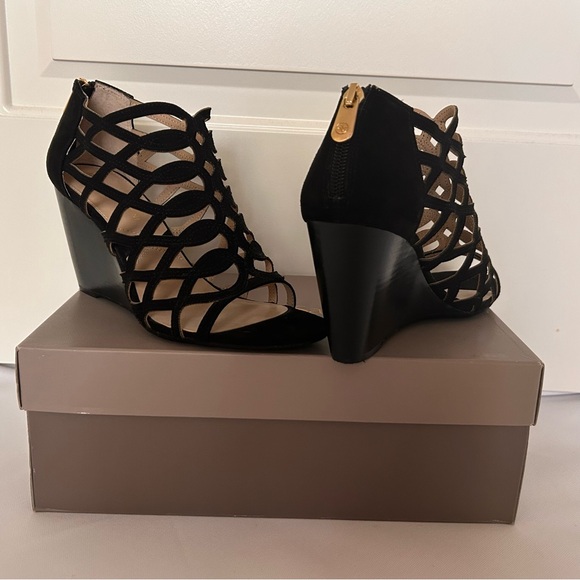 NEW $115 ADRIENNE VITTADINI ALBY BLACK SUEDE STRAPPY CAGE SANDAL - Picture 4 of 7